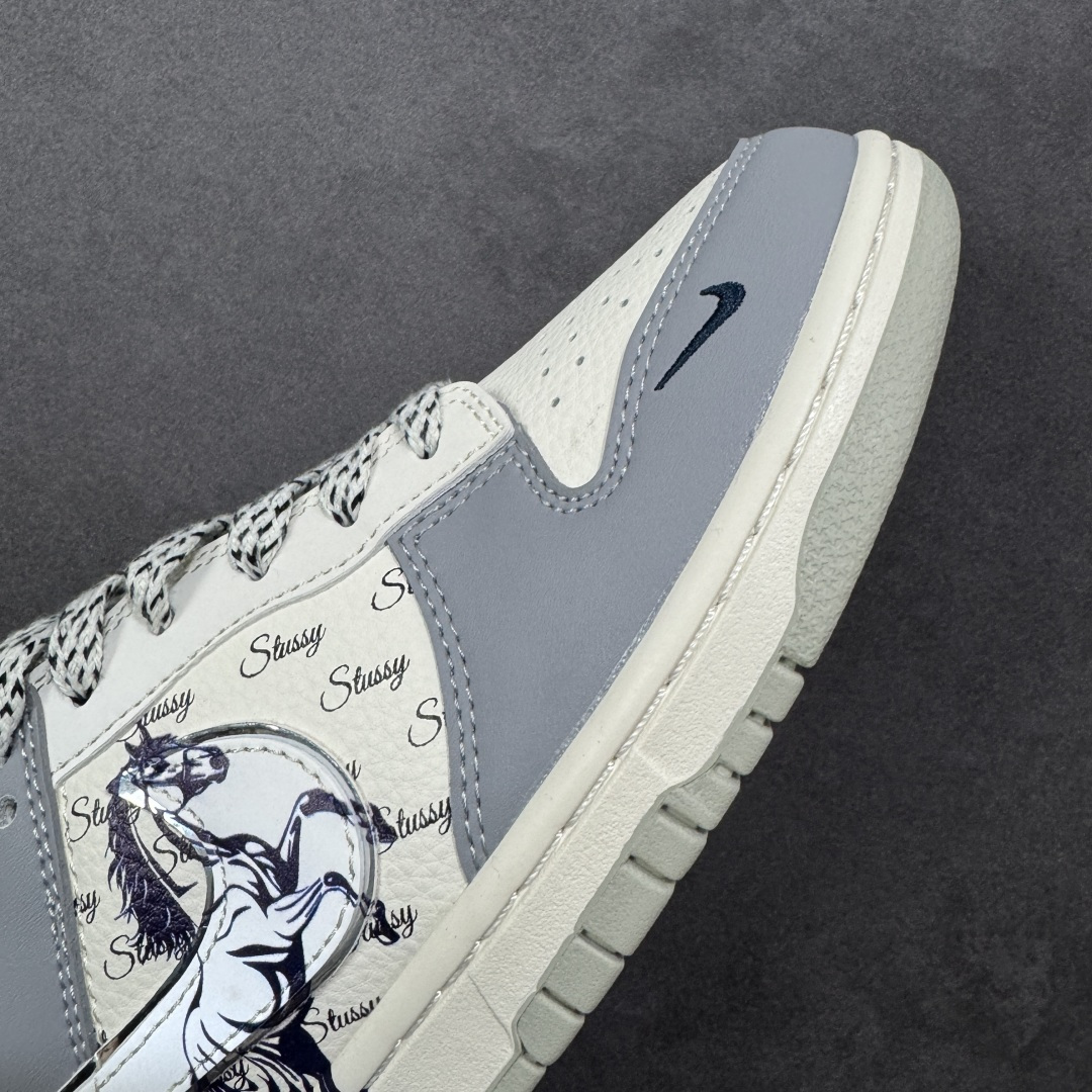 图片[5]-【定制版】Nike SB Dunk Low“ 马年限定—的卢马” 周年高端定制 低帮休闲板鞋 定制鞋盒 大厂纯原品质出货 超高清洁度 皮料切割干净无任何毛边 细节完美 货号：SD6888-109 尺码： 36 36.5 37.5 38 38.5 39 40 40.5 41 42 42.5 43 44 44.5 45-选品中心