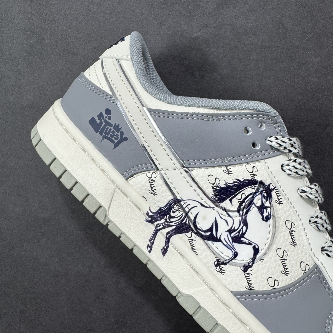 图片[6]-【定制版】Nike SB Dunk Low“ 马年限定—的卢马” 周年高端定制 低帮休闲板鞋 定制鞋盒 大厂纯原品质出货 超高清洁度 皮料切割干净无任何毛边 细节完美 货号：SD6888-109 尺码： 36 36.5 37.5 38 38.5 39 40 40.5 41 42 42.5 43 44 44.5 45-选品中心