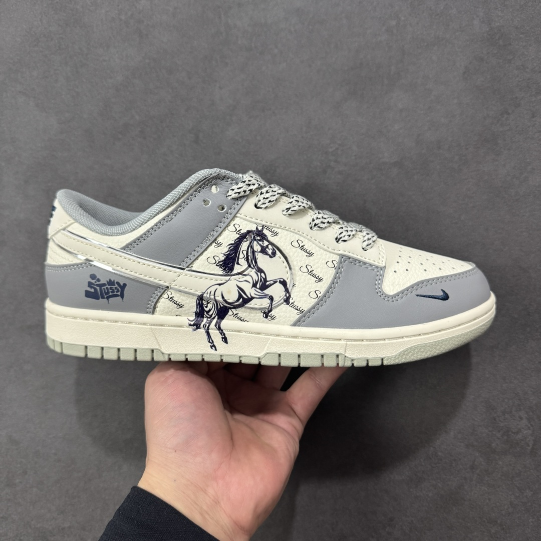 【定制版】Nike SB Dunk Low“ 马年限定—的卢马” 周年高端定制 低帮休闲板鞋 定制鞋盒 大厂纯原品质出货 超高清洁度 皮料切割干净无任何毛边 细节完美 货号：SD6888-109 尺码： 36 36.5 37.5 38 38.5 39 40 40.5 41 42 42.5 43 44 44.5 45-选品中心