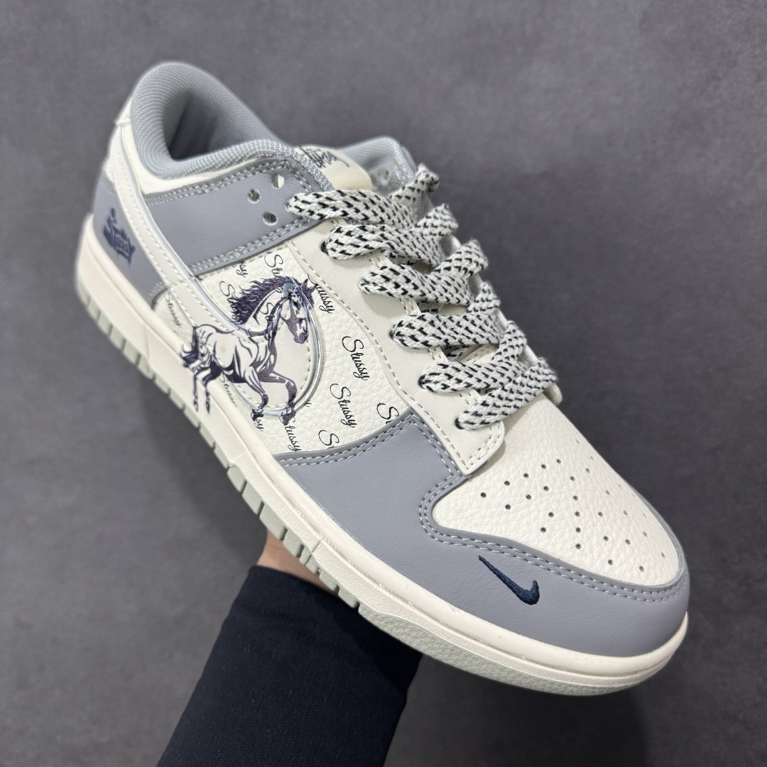 图片[3]-【定制版】Nike SB Dunk Low“ 马年限定—的卢马” 周年高端定制 低帮休闲板鞋 定制鞋盒 大厂纯原品质出货 超高清洁度 皮料切割干净无任何毛边 细节完美 货号：SD6888-109 尺码： 36 36.5 37.5 38 38.5 39 40 40.5 41 42 42.5 43 44 44.5 45-选品中心