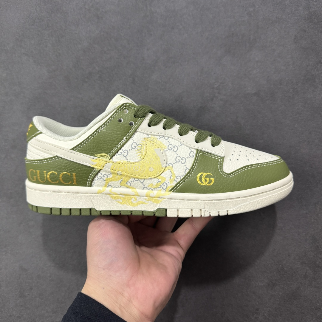【定制版】Nike SB Dunk Low 马年限定 古驰绿 周年高端定制 低帮休闲板鞋  #定制鞋盒 大厂纯原品质出货 超高清洁度 皮料切割干净无任何毛边 细节完美 货号：SD6888-106  尺码：36 36.5 37.5 38 38.5 39 40 40.5 41 42 42.5 43 44 44.5 45-选品中心