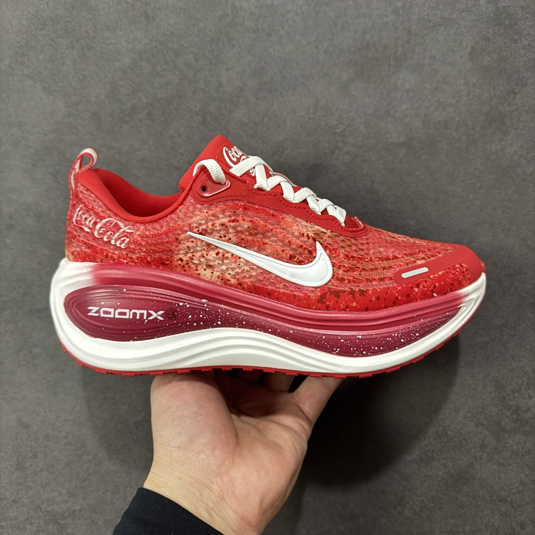 【公司级】Nike VOMERO PLUS 耐克 舒适减震防滑 低帮跑步鞋 全掌ReactX泡绵中底 前掌和后跟还配备了Air Zoom气垫单元 据说跑起来更快更舒适哦 这次最大的升级点 首次引入了ReactX泡绵 货号：IM6776-666 尺码：35.5～46B 编码：FSB240250-选品中心