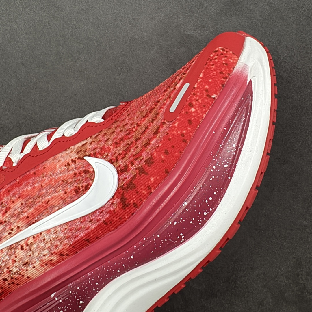 图片[5]-【公司级】Nike VOMERO PLUS 耐克 舒适减震防滑 低帮跑步鞋 全掌ReactX泡绵中底 前掌和后跟还配备了Air Zoom气垫单元 据说跑起来更快更舒适哦 这次最大的升级点 首次引入了ReactX泡绵 货号：IM6776-666 尺码：35.5～46B 编码：FSB240250-选品中心