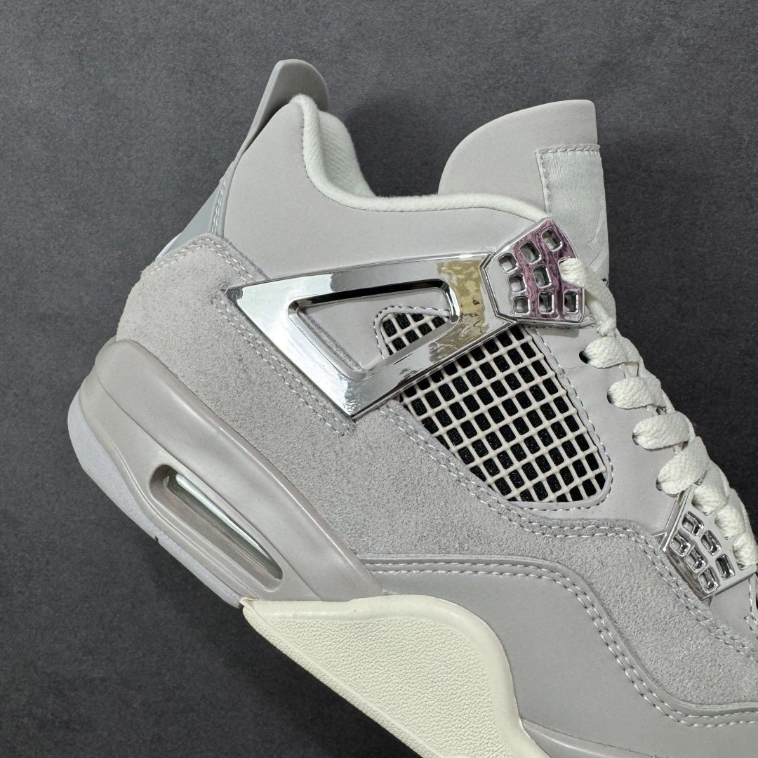 图片[6]-【公司级】Air Jordan 4 Retro \”Frozen Moments\” 电镀银 AJ4 乔丹4代 aj4 乔4 灰银 乔丹篮球鞋系列 鞋身采用灰色调作为主底色，鞋身处皮革和麂皮的拼接设计，为该鞋增添了精致的层次，质感可谓相当优秀；鞋舌处Jumpman Logo采用灰色点缀，鞋身最大的亮点是鞋带孔、侧面的支撑部分均采用金属银色点缀，迎合鞋款主题。此外后跟处也以经典的白色Jumpwman Logos点缀，最后以搭载有开窗式Air Max气垫的中底收尾。 货号：AQ9129-001 尺码：36 36.5 37.5 38 38.5 39 40 40.5 41 42 42.5 43 44 44.5 45 45.5 46 47.5 编码：WEB250260-选品中心