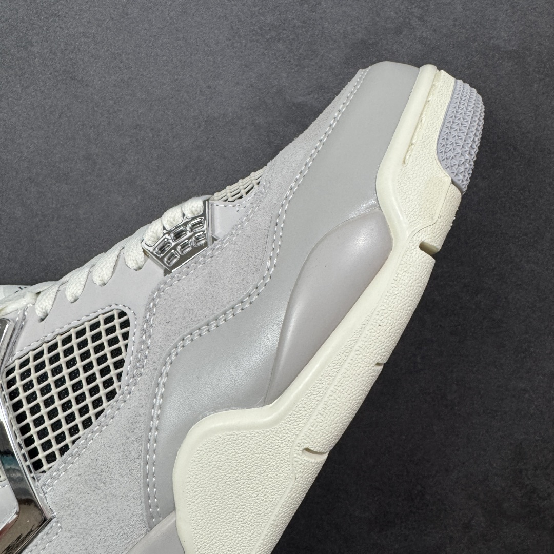 图片[5]-【公司级】Air Jordan 4 Retro \”Frozen Moments\” 电镀银 AJ4 乔丹4代 aj4 乔4 灰银 乔丹篮球鞋系列 鞋身采用灰色调作为主底色，鞋身处皮革和麂皮的拼接设计，为该鞋增添了精致的层次，质感可谓相当优秀；鞋舌处Jumpman Logo采用灰色点缀，鞋身最大的亮点是鞋带孔、侧面的支撑部分均采用金属银色点缀，迎合鞋款主题。此外后跟处也以经典的白色Jumpwman Logos点缀，最后以搭载有开窗式Air Max气垫的中底收尾。 货号：AQ9129-001 尺码：36 36.5 37.5 38 38.5 39 40 40.5 41 42 42.5 43 44 44.5 45 45.5 46 47.5 编码：WEB250260-选品中心