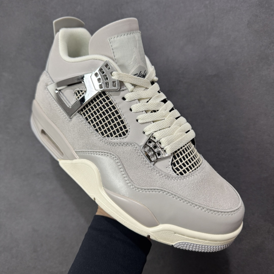 图片[3]-【公司级】Air Jordan 4 Retro \”Frozen Moments\” 电镀银 AJ4 乔丹4代 aj4 乔4 灰银 乔丹篮球鞋系列 鞋身采用灰色调作为主底色，鞋身处皮革和麂皮的拼接设计，为该鞋增添了精致的层次，质感可谓相当优秀；鞋舌处Jumpman Logo采用灰色点缀，鞋身最大的亮点是鞋带孔、侧面的支撑部分均采用金属银色点缀，迎合鞋款主题。此外后跟处也以经典的白色Jumpwman Logos点缀，最后以搭载有开窗式Air Max气垫的中底收尾。 货号：AQ9129-001 尺码：36 36.5 37.5 38 38.5 39 40 40.5 41 42 42.5 43 44 44.5 45 45.5 46 47.5 编码：WEB250260-选品中心