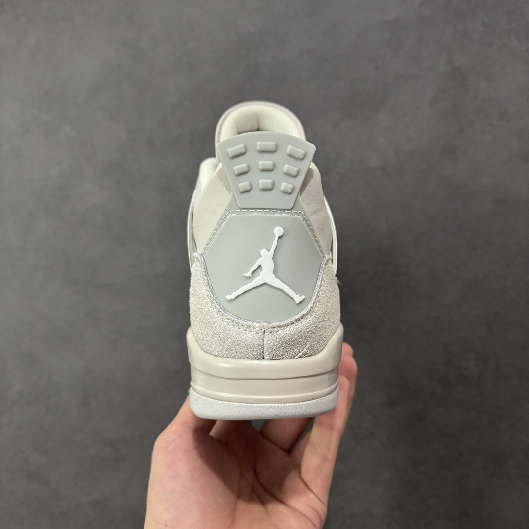 图片[4]-【公司级】Air Jordan 4 Retro \”Frozen Moments\” 电镀银 AJ4 乔丹4代 aj4 乔4 灰银 乔丹篮球鞋系列 鞋身采用灰色调作为主底色，鞋身处皮革和麂皮的拼接设计，为该鞋增添了精致的层次，质感可谓相当优秀；鞋舌处Jumpman Logo采用灰色点缀，鞋身最大的亮点是鞋带孔、侧面的支撑部分均采用金属银色点缀，迎合鞋款主题。此外后跟处也以经典的白色Jumpwman Logos点缀，最后以搭载有开窗式Air Max气垫的中底收尾。 货号：AQ9129-001 尺码：36 36.5 37.5 38 38.5 39 40 40.5 41 42 42.5 43 44 44.5 45 45.5 46 47.5 编码：WEB250260-选品中心