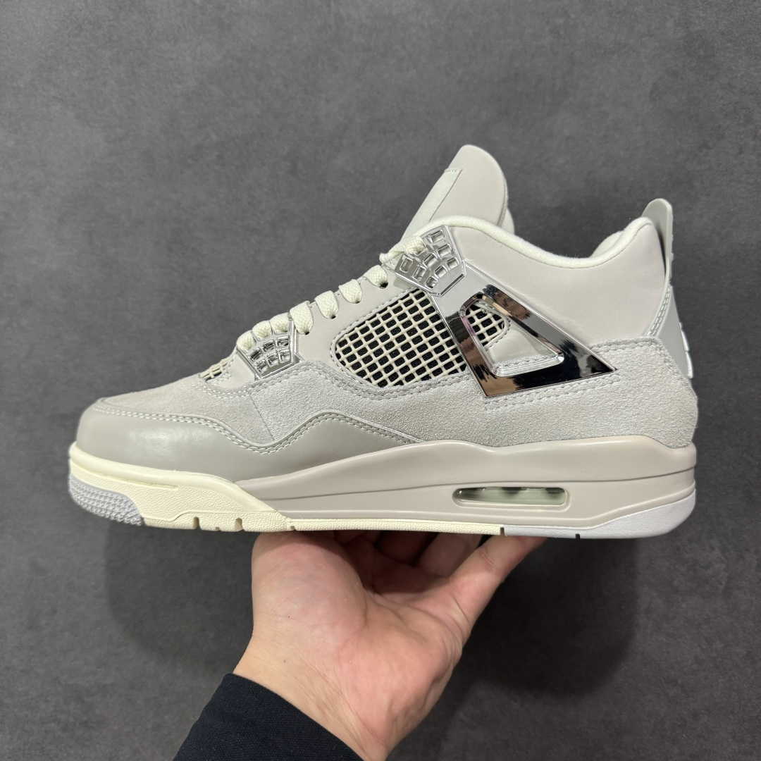 图片[2]-【公司级】Air Jordan 4 Retro \”Frozen Moments\” 电镀银 AJ4 乔丹4代 aj4 乔4 灰银 乔丹篮球鞋系列 鞋身采用灰色调作为主底色，鞋身处皮革和麂皮的拼接设计，为该鞋增添了精致的层次，质感可谓相当优秀；鞋舌处Jumpman Logo采用灰色点缀，鞋身最大的亮点是鞋带孔、侧面的支撑部分均采用金属银色点缀，迎合鞋款主题。此外后跟处也以经典的白色Jumpwman Logos点缀，最后以搭载有开窗式Air Max气垫的中底收尾。 货号：AQ9129-001 尺码：36 36.5 37.5 38 38.5 39 40 40.5 41 42 42.5 43 44 44.5 45 45.5 46 47.5 编码：WEB250260-选品中心
