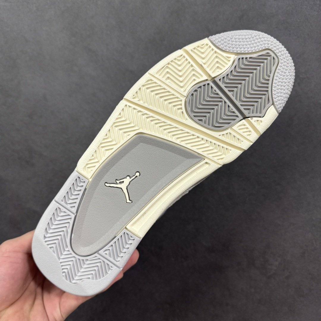 图片[9]-【公司级】Air Jordan 4 Retro \”Frozen Moments\” 电镀银 AJ4 乔丹4代 aj4 乔4 灰银 乔丹篮球鞋系列 鞋身采用灰色调作为主底色，鞋身处皮革和麂皮的拼接设计，为该鞋增添了精致的层次，质感可谓相当优秀；鞋舌处Jumpman Logo采用灰色点缀，鞋身最大的亮点是鞋带孔、侧面的支撑部分均采用金属银色点缀，迎合鞋款主题。此外后跟处也以经典的白色Jumpwman Logos点缀，最后以搭载有开窗式Air Max气垫的中底收尾。 货号：AQ9129-001 尺码：36 36.5 37.5 38 38.5 39 40 40.5 41 42 42.5 43 44 44.5 45 45.5 46 47.5 编码：WEB250260-选品中心
