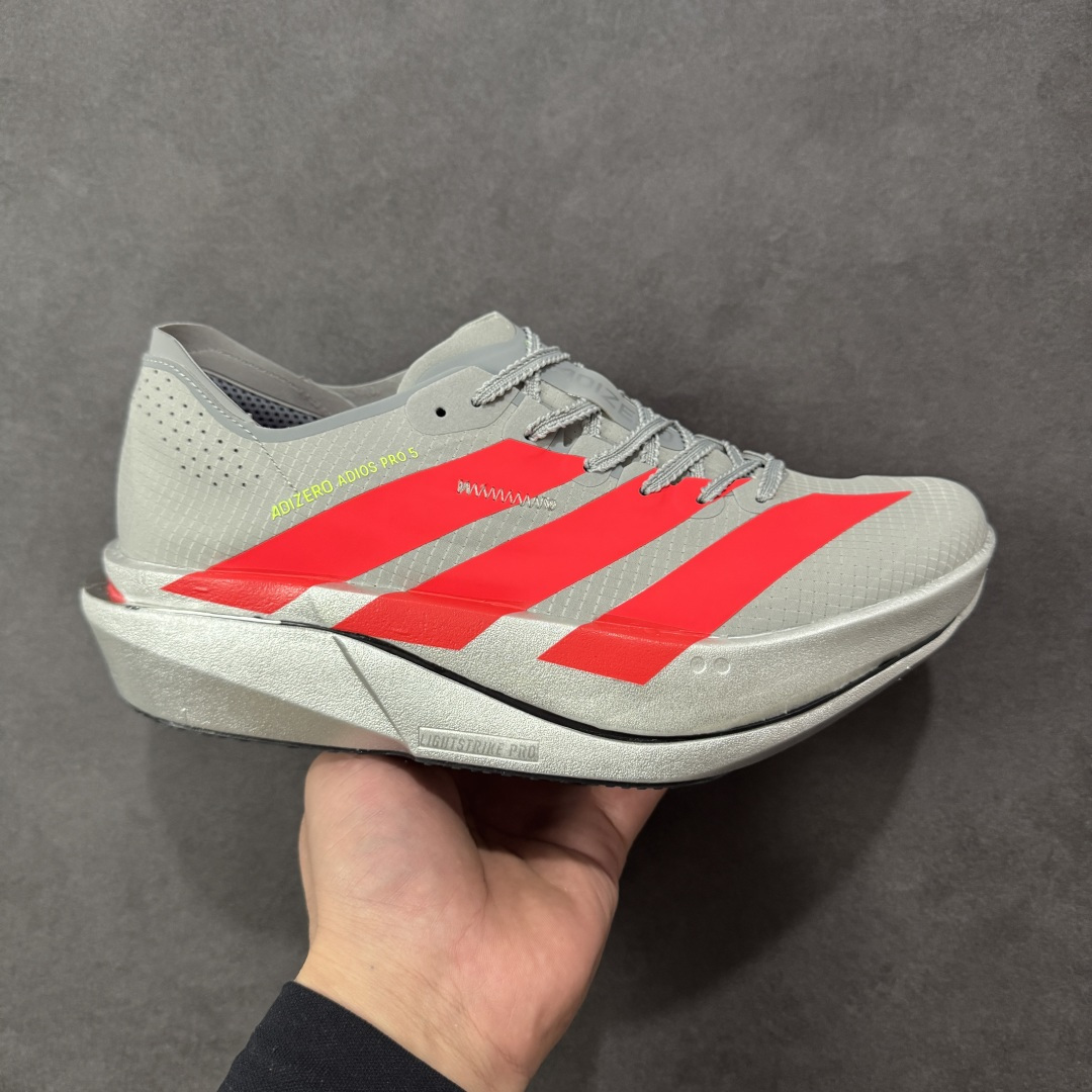 【TD版本】Adidas ADIZERO ADIOS 5 M 马拉松竞速专业跑鞋 CELERMESH针织网面非常轻薄 纤维间的缝隙很大 可以保证跑步时的透气、排汗效果 鞋舌直接与两侧的内衬和鞋底连接在一起 在跑步过程中不会被鞋舌的左右移动所困扰 在标准鞋带孔的基础上再拓宽一组鞋带孔 适合不同脚型的需求 突破性 EnergyRods 技术，有助于跑者实现更好的成绩 中底独特的LIGHTSTRIKE PRO泡棉材质 微弹感觉在跑步过程中给予了良好的支撑体验 对于顶级精英和高水平进阶跑者来说 ADIOS PRO是一双值得信赖的竞速比赛用鞋 货号：K18293 尺码：36 36²/₃ 37¹/₃ 38 38²/₃ 39¹/₃ 40 40²/₃ 41¹/₃ 42 42²/₃ 43¹/₃ 44 44²/₃ 45¹/₃ 编码：XSB250260-选品中心