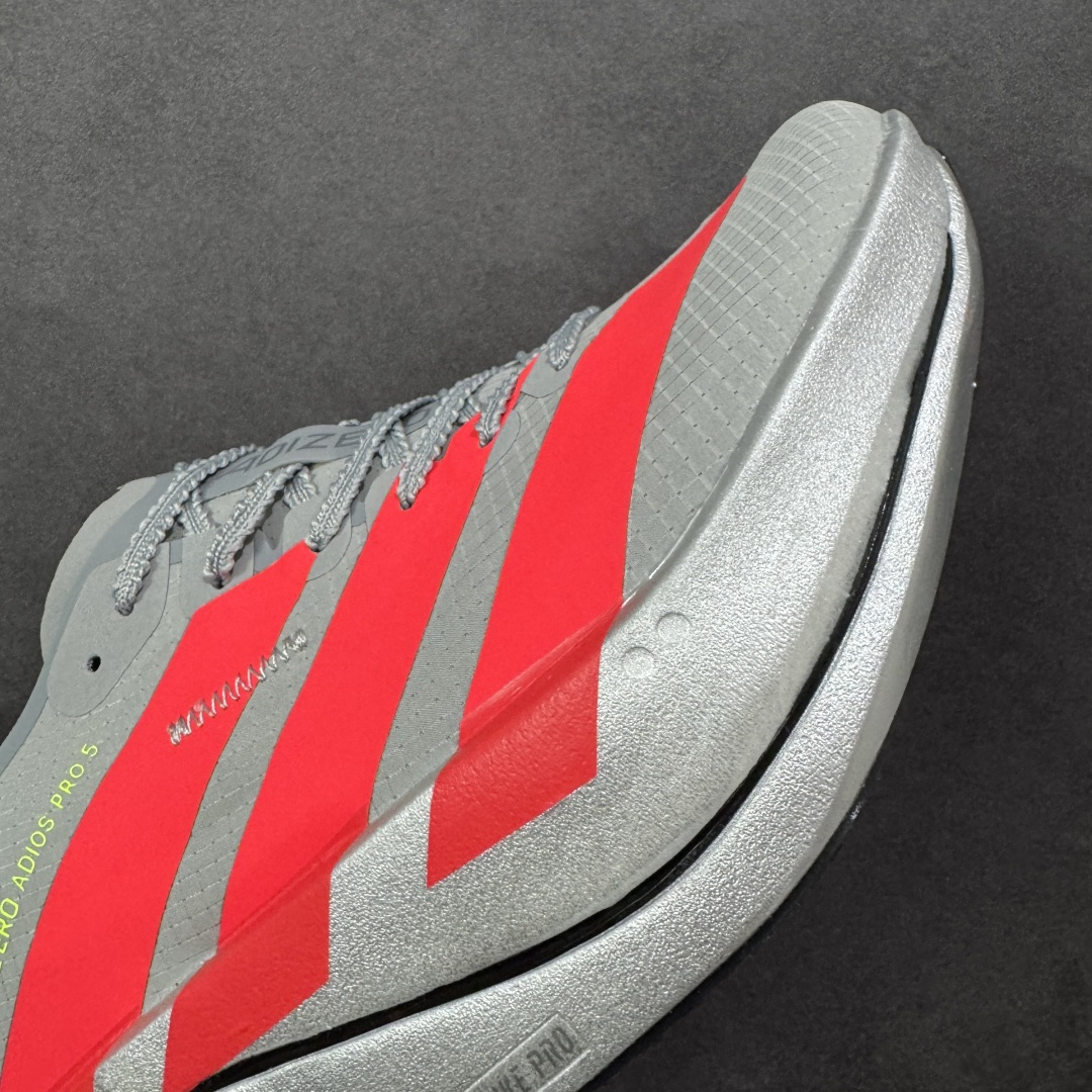 图片[5]-【TD版本】Adidas ADIZERO ADIOS 5 M 马拉松竞速专业跑鞋 CELERMESH针织网面非常轻薄 纤维间的缝隙很大 可以保证跑步时的透气、排汗效果 鞋舌直接与两侧的内衬和鞋底连接在一起 在跑步过程中不会被鞋舌的左右移动所困扰 在标准鞋带孔的基础上再拓宽一组鞋带孔 适合不同脚型的需求 突破性 EnergyRods 技术，有助于跑者实现更好的成绩 中底独特的LIGHTSTRIKE PRO泡棉材质 微弹感觉在跑步过程中给予了良好的支撑体验 对于顶级精英和高水平进阶跑者来说 ADIOS PRO是一双值得信赖的竞速比赛用鞋 货号：K18293 尺码：36 36²/₃ 37¹/₃ 38 38²/₃ 39¹/₃ 40 40²/₃ 41¹/₃ 42 42²/₃ 43¹/₃ 44 44²/₃ 45¹/₃ 编码：XSB250260-选品中心