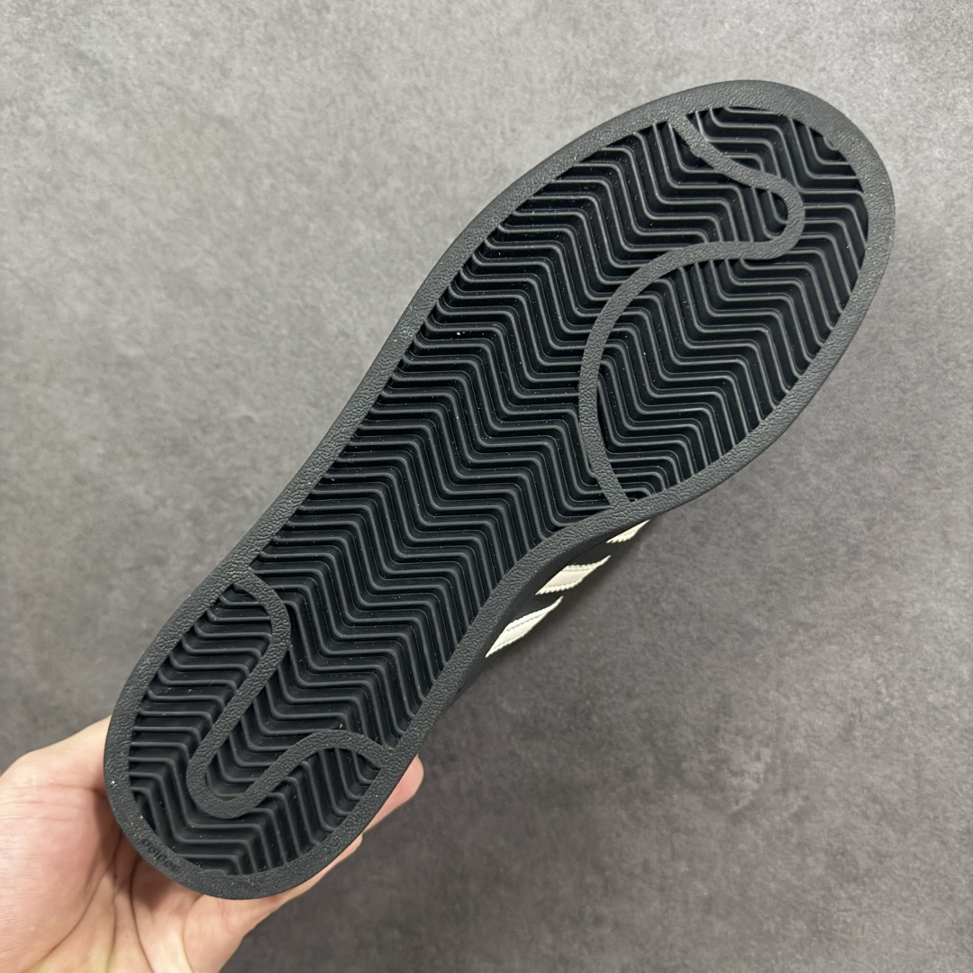 图片[9]-【H11版本】Adidas Original Superstar 2 阿迪达斯 低帮 黑白色 男女同款 贝壳头2代防滑耐磨轻便低邦板鞋 鞋身整体以黑色皮革打造，搭配经典黑色贝壳头，鞋身两侧经典锯齿三条杠Logo采用白色皮革点缀，侧身Superstar字样金色压印妆点，鞋舌上以Adidas字样及三叶草Logo呈现，瞬间提升鞋子的时尚程度，后跟装饰片辅以白色制作并带有Adidxas字样及三叶草Logo，最后黑色中底搭配同色系橡胶外底完善整体设计收尾。 货号：KI8502（2025.09.12发售） 尺码：35⅓ 36 36⅔ 37⅓ 38 38⅔ 39⅓ 40 40⅔ 41⅓ 42 42⅔ 43⅓ 44 44⅔ 45⅓ 编码：H11B210220-选品中心