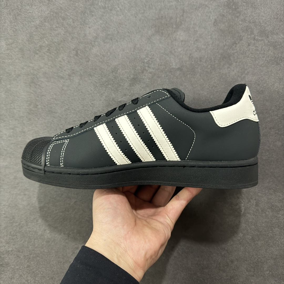 图片[2]-【H11版本】Adidas Original Superstar 2 阿迪达斯 低帮 黑白色 男女同款 贝壳头2代防滑耐磨轻便低邦板鞋 鞋身整体以黑色皮革打造，搭配经典黑色贝壳头，鞋身两侧经典锯齿三条杠Logo采用白色皮革点缀，侧身Superstar字样金色压印妆点，鞋舌上以Adidas字样及三叶草Logo呈现，瞬间提升鞋子的时尚程度，后跟装饰片辅以白色制作并带有Adidxas字样及三叶草Logo，最后黑色中底搭配同色系橡胶外底完善整体设计收尾。 货号：KI8502（2025.09.12发售） 尺码：35⅓ 36 36⅔ 37⅓ 38 38⅔ 39⅓ 40 40⅔ 41⅓ 42 42⅔ 43⅓ 44 44⅔ 45⅓ 编码：H11B210220-选品中心