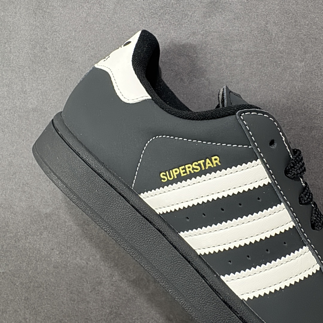 图片[6]-【H11版本】Adidas Original Superstar 2 阿迪达斯 低帮 黑白色 男女同款 贝壳头2代防滑耐磨轻便低邦板鞋 鞋身整体以黑色皮革打造，搭配经典黑色贝壳头，鞋身两侧经典锯齿三条杠Logo采用白色皮革点缀，侧身Superstar字样金色压印妆点，鞋舌上以Adidas字样及三叶草Logo呈现，瞬间提升鞋子的时尚程度，后跟装饰片辅以白色制作并带有Adidxas字样及三叶草Logo，最后黑色中底搭配同色系橡胶外底完善整体设计收尾。 货号：KI8502（2025.09.12发售） 尺码：35⅓ 36 36⅔ 37⅓ 38 38⅔ 39⅓ 40 40⅔ 41⅓ 42 42⅔ 43⅓ 44 44⅔ 45⅓ 编码：H11B210220-选品中心