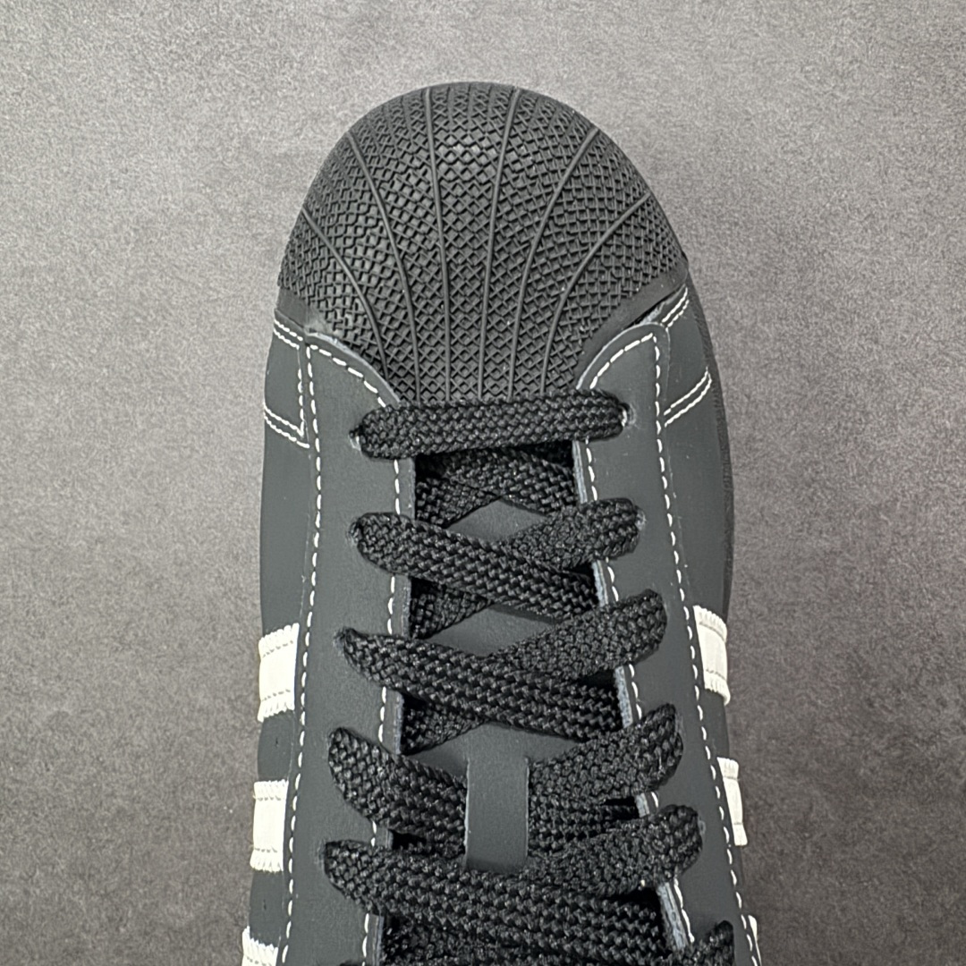 图片[8]-【H11版本】Adidas Original Superstar 2 阿迪达斯 低帮 黑白色 男女同款 贝壳头2代防滑耐磨轻便低邦板鞋 鞋身整体以黑色皮革打造，搭配经典黑色贝壳头，鞋身两侧经典锯齿三条杠Logo采用白色皮革点缀，侧身Superstar字样金色压印妆点，鞋舌上以Adidas字样及三叶草Logo呈现，瞬间提升鞋子的时尚程度，后跟装饰片辅以白色制作并带有Adidxas字样及三叶草Logo，最后黑色中底搭配同色系橡胶外底完善整体设计收尾。 货号：KI8502（2025.09.12发售） 尺码：35⅓ 36 36⅔ 37⅓ 38 38⅔ 39⅓ 40 40⅔ 41⅓ 42 42⅔ 43⅓ 44 44⅔ 45⅓ 编码：H11B210220-选品中心