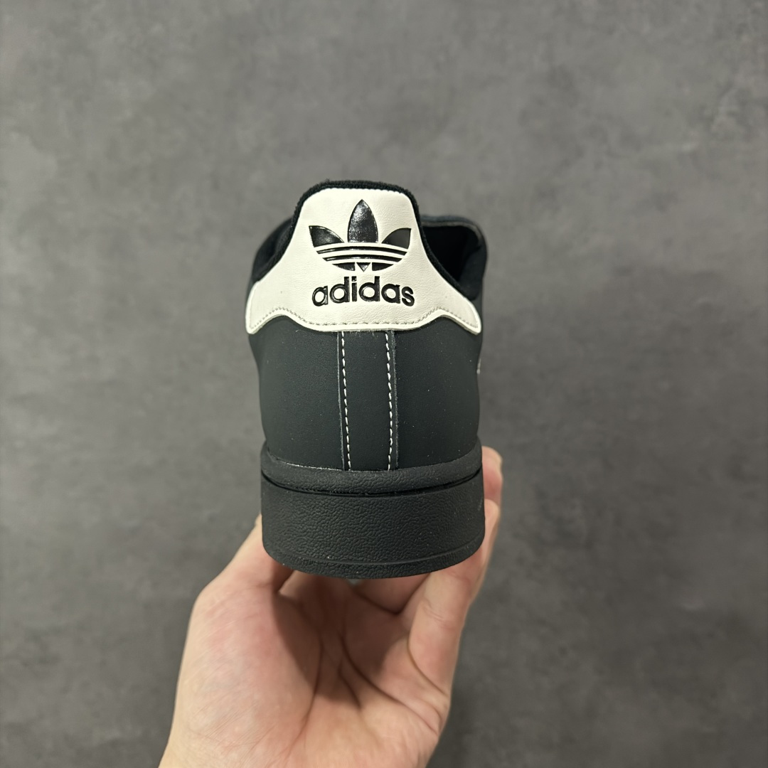 图片[4]-【H11版本】Adidas Original Superstar 2 阿迪达斯 低帮 黑白色 男女同款 贝壳头2代防滑耐磨轻便低邦板鞋 鞋身整体以黑色皮革打造，搭配经典黑色贝壳头，鞋身两侧经典锯齿三条杠Logo采用白色皮革点缀，侧身Superstar字样金色压印妆点，鞋舌上以Adidas字样及三叶草Logo呈现，瞬间提升鞋子的时尚程度，后跟装饰片辅以白色制作并带有Adidxas字样及三叶草Logo，最后黑色中底搭配同色系橡胶外底完善整体设计收尾。 货号：KI8502（2025.09.12发售） 尺码：35⅓ 36 36⅔ 37⅓ 38 38⅔ 39⅓ 40 40⅔ 41⅓ 42 42⅔ 43⅓ 44 44⅔ 45⅓ 编码：H11B210220-选品中心