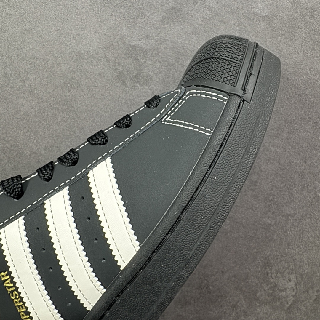 图片[5]-【H11版本】Adidas Original Superstar 2 阿迪达斯 低帮 黑白色 男女同款 贝壳头2代防滑耐磨轻便低邦板鞋 鞋身整体以黑色皮革打造，搭配经典黑色贝壳头，鞋身两侧经典锯齿三条杠Logo采用白色皮革点缀，侧身Superstar字样金色压印妆点，鞋舌上以Adidas字样及三叶草Logo呈现，瞬间提升鞋子的时尚程度，后跟装饰片辅以白色制作并带有Adidxas字样及三叶草Logo，最后黑色中底搭配同色系橡胶外底完善整体设计收尾。 货号：KI8502（2025.09.12发售） 尺码：35⅓ 36 36⅔ 37⅓ 38 38⅔ 39⅓ 40 40⅔ 41⅓ 42 42⅔ 43⅓ 44 44⅔ 45⅓ 编码：H11B210220-选品中心