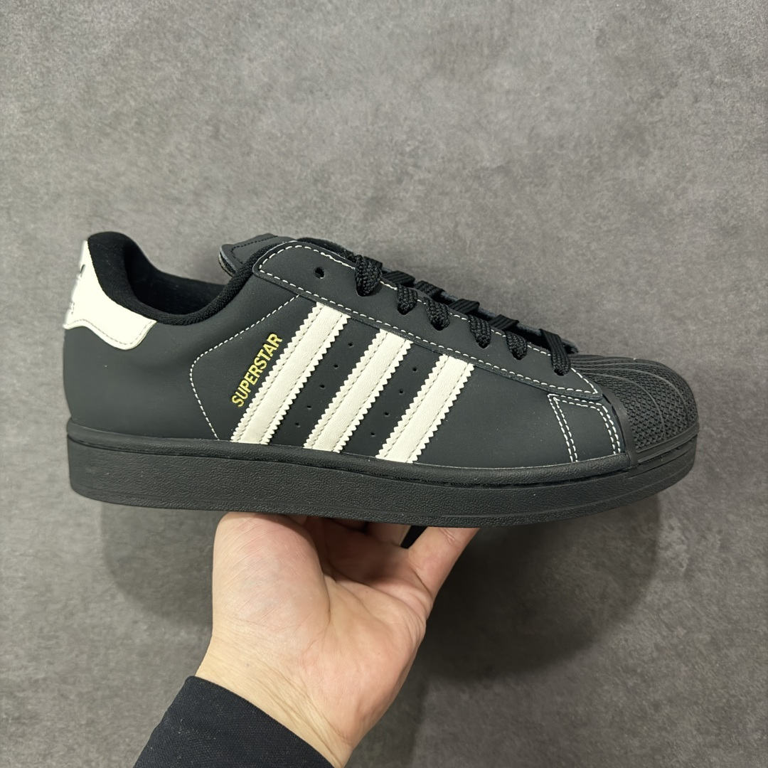 【H11版本】Adidas Original Superstar 2 阿迪达斯 低帮 黑白色 男女同款 贝壳头2代防滑耐磨轻便低邦板鞋 鞋身整体以黑色皮革打造，搭配经典黑色贝壳头，鞋身两侧经典锯齿三条杠Logo采用白色皮革点缀，侧身Superstar字样金色压印妆点，鞋舌上以Adidas字样及三叶草Logo呈现，瞬间提升鞋子的时尚程度，后跟装饰片辅以白色制作并带有Adidxas字样及三叶草Logo，最后黑色中底搭配同色系橡胶外底完善整体设计收尾。 货号：KI8502（2025.09.12发售） 尺码：35⅓ 36 36⅔ 37⅓ 38 38⅔ 39⅓ 40 40⅔ 41⅓ 42 42⅔ 43⅓ 44 44⅔ 45⅓ 编码：H11B210220-选品中心