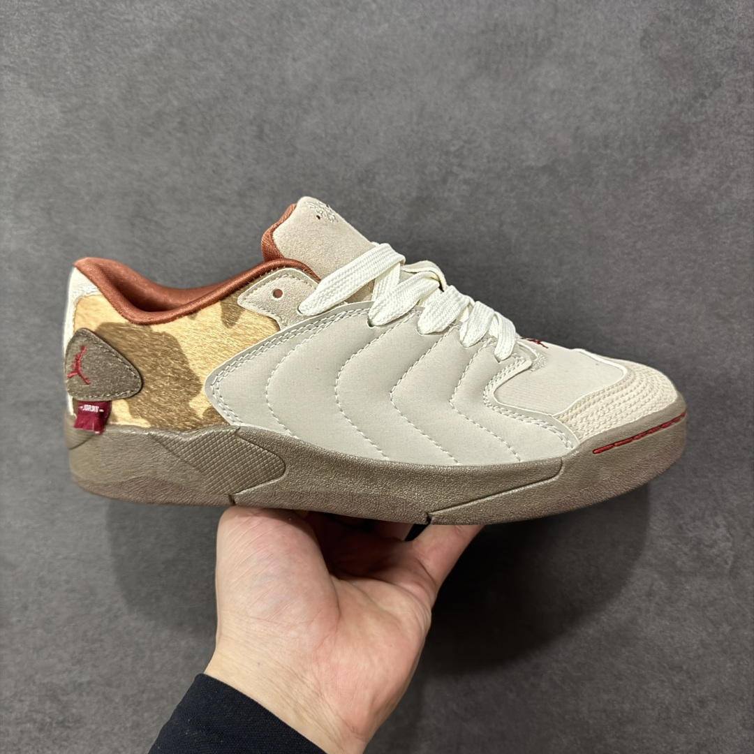 【公司级】Jordan Session 马年限定系列 Nike 耐克2025冬季新款 JORDAN SESSION 简约舒适 运动休闲篮球鞋 Jordan Session 新年系列男子运动鞋从滑板运动汲取设计灵感，融合篮球元素，根植街头文化，打造出焕新外观，尽显纯正 Jordan 风范。鞋面采用柔软翻毛皮细节，塑就优质外观，随着穿着愈显复古韵味。仿马毛设计和西部风情细节旨在向马年致敬，共庆农历新年。 搭载橡胶大底，具备耐磨、防滑性能，适合日常休闲及轻度运动场景。 货号：IQ1111-262 尺码：36 36.5 37.5 38 38.5 39 40 40.5 41 42 42.5 43 44 45 编码：XSB210220-选品中心