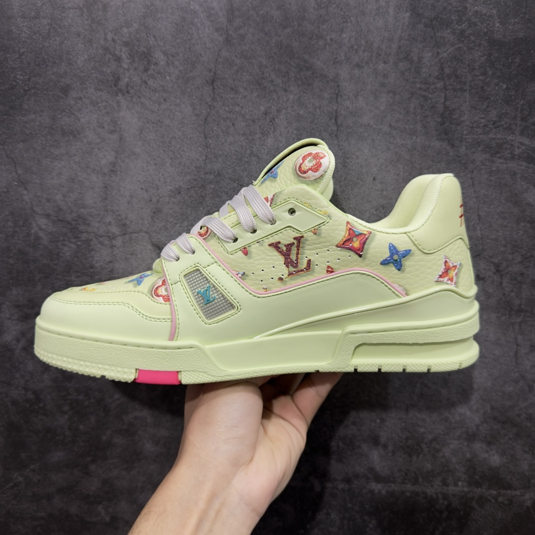 图片[2]-【HS纯原礼盒版福利】 LV Trainer系列高奢运动鞋 新款芯片顶级 潮人必备单品 同步ZP官网空胶工艺 鞋舌、挂饰均镶嵌NFC芯片感应装置 正确胶片断点式设计 中底正确还原原版油印字母比例 1：1原楦格板、楦头、刀磨全新升级！ 独家订制顶级压纹麂皮 原版开模TPU大底 质感原版一致 垫脚聚米微料加透气英伦网布 披靡市场任何版本！细节完美呈现！ 代购指定版本 全新升级最新双盒包装 扫码秒进官网！ 全套包装配件同比原版 尺码： 38-45-选品中心