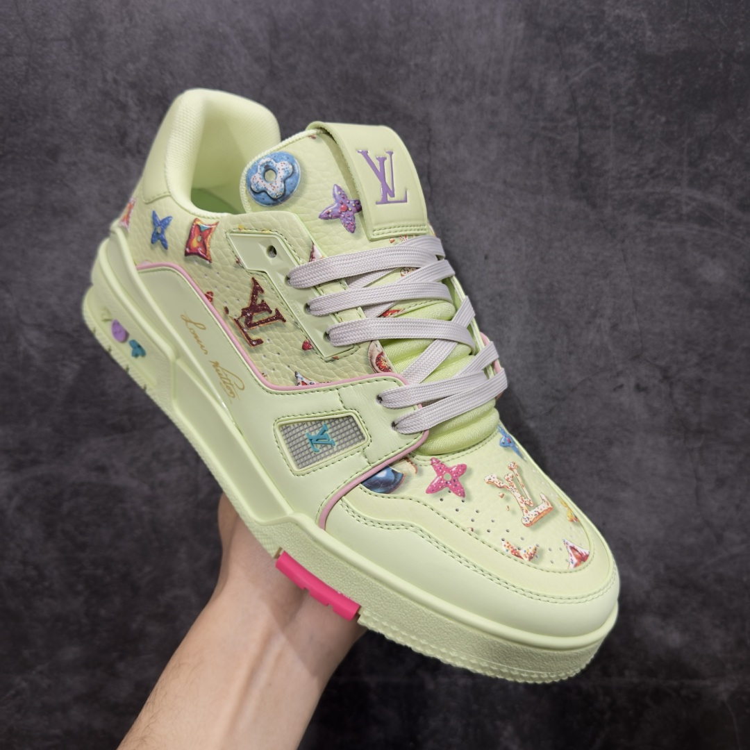 图片[3]-【HS纯原礼盒版福利】 LV Trainer系列高奢运动鞋 新款芯片顶级 潮人必备单品 同步ZP官网空胶工艺 鞋舌、挂饰均镶嵌NFC芯片感应装置 正确胶片断点式设计 中底正确还原原版油印字母比例 1：1原楦格板、楦头、刀磨全新升级！ 独家订制顶级压纹麂皮 原版开模TPU大底 质感原版一致 垫脚聚米微料加透气英伦网布 披靡市场任何版本！细节完美呈现！ 代购指定版本 全新升级最新双盒包装 扫码秒进官网！ 全套包装配件同比原版 尺码： 38-45-选品中心