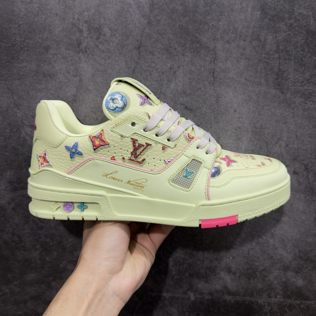 【HS纯原礼盒版福利】 LV Trainer系列高奢运动鞋 新款芯片顶级 潮人必备单品 同步ZP官网空胶工艺 鞋舌、挂饰均镶嵌NFC芯片感应装置 正确胶片断点式设计 中底正确还原原版油印字母比例 1：1原楦格板、楦头、刀磨全新升级！ 独家订制顶级压纹麂皮 原版开模TPU大底 质感原版一致 垫脚聚米微料加透气英伦网布 披靡市场任何版本！细节完美呈现！ 代购指定版本 全新升级最新双盒包装 扫码秒进官网！ 全套包装配件同比原版 尺码： 38-45-选品中心