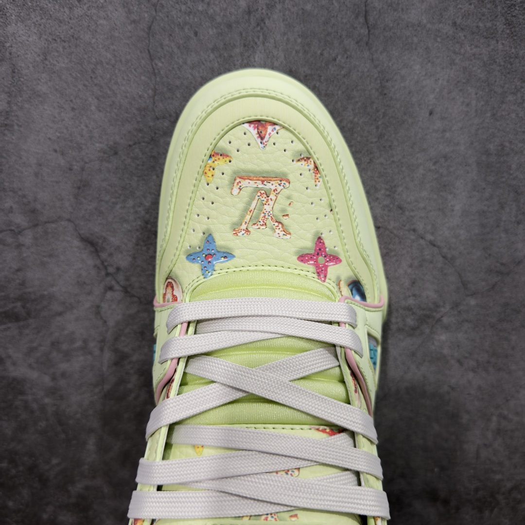 图片[5]-【HS纯原礼盒版福利】 LV Trainer系列高奢运动鞋 新款芯片顶级 潮人必备单品 同步ZP官网空胶工艺 鞋舌、挂饰均镶嵌NFC芯片感应装置 正确胶片断点式设计 中底正确还原原版油印字母比例 1：1原楦格板、楦头、刀磨全新升级！ 独家订制顶级压纹麂皮 原版开模TPU大底 质感原版一致 垫脚聚米微料加透气英伦网布 披靡市场任何版本！细节完美呈现！ 代购指定版本 全新升级最新双盒包装 扫码秒进官网！ 全套包装配件同比原版 尺码： 38-45-选品中心