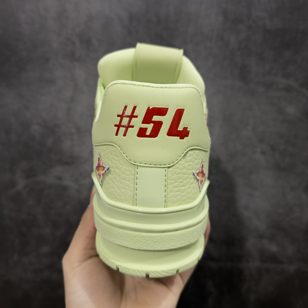 图片[4]-【HS纯原礼盒版福利】 LV Trainer系列高奢运动鞋 新款芯片顶级 潮人必备单品 同步ZP官网空胶工艺 鞋舌、挂饰均镶嵌NFC芯片感应装置 正确胶片断点式设计 中底正确还原原版油印字母比例 1：1原楦格板、楦头、刀磨全新升级！ 独家订制顶级压纹麂皮 原版开模TPU大底 质感原版一致 垫脚聚米微料加透气英伦网布 披靡市场任何版本！细节完美呈现！ 代购指定版本 全新升级最新双盒包装 扫码秒进官网！ 全套包装配件同比原版 尺码： 38-45-选品中心