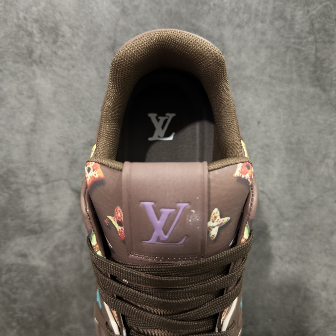 图片[8]-【HS纯原礼盒版福利】 LV Trainer系列高奢运动鞋 新款芯片顶级 潮人必备单品 同步ZP官网空胶工艺 鞋舌、挂饰均镶嵌NFC芯片感应装置 正确胶片断点式设计 中底正确还原原版油印字母比例 1：1原楦格板、楦头、刀磨全新升级！ 独家订制顶级压纹麂皮 原版开模TPU大底 质感原版一致 垫脚聚米微料加透气英伦网布 披靡市场任何版本！细节完美呈现！ 代购指定版本 全新升级最新双盒包装 扫码秒进官网！ 全套包装配件同比原版 尺码： 38-45-选品中心