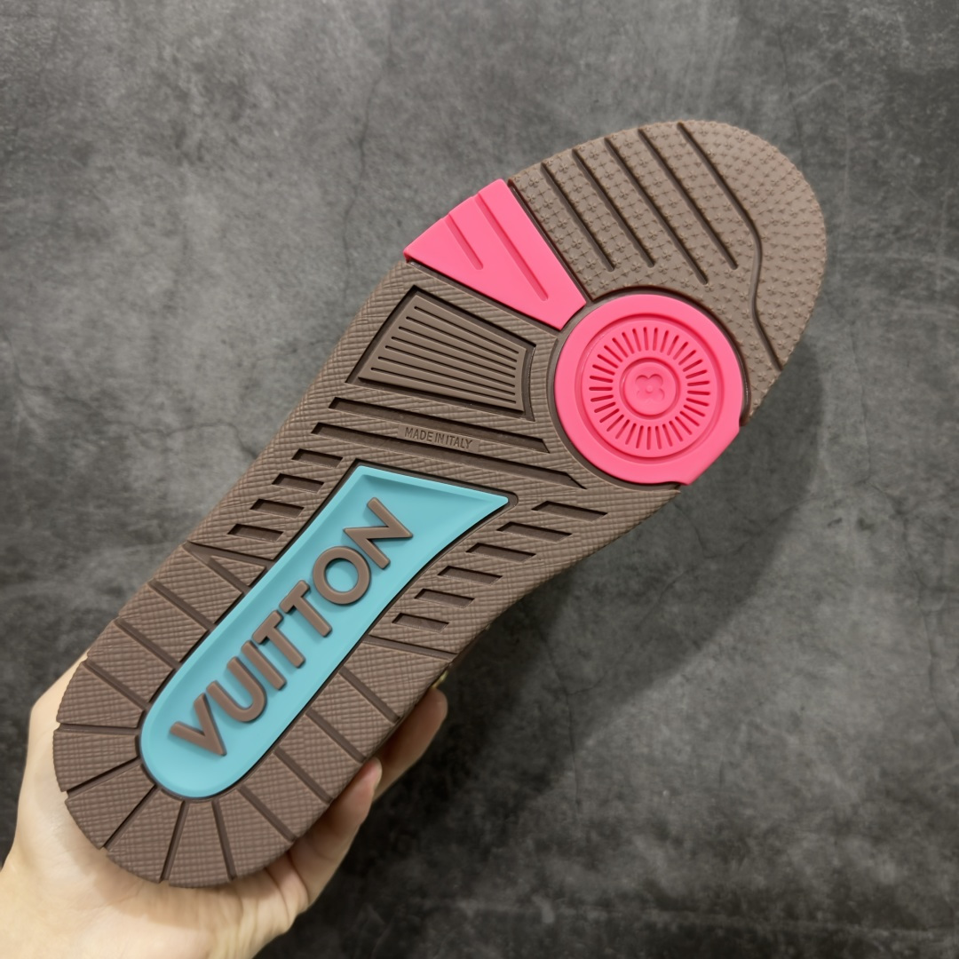 图片[9]-【HS纯原礼盒版福利】 LV Trainer系列高奢运动鞋 新款芯片顶级 潮人必备单品 同步ZP官网空胶工艺 鞋舌、挂饰均镶嵌NFC芯片感应装置 正确胶片断点式设计 中底正确还原原版油印字母比例 1：1原楦格板、楦头、刀磨全新升级！ 独家订制顶级压纹麂皮 原版开模TPU大底 质感原版一致 垫脚聚米微料加透气英伦网布 披靡市场任何版本！细节完美呈现！ 代购指定版本 全新升级最新双盒包装 扫码秒进官网！ 全套包装配件同比原版 尺码： 38-45-选品中心