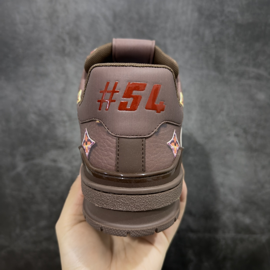 图片[4]-【HS纯原礼盒版福利】 LV Trainer系列高奢运动鞋 新款芯片顶级 潮人必备单品 同步ZP官网空胶工艺 鞋舌、挂饰均镶嵌NFC芯片感应装置 正确胶片断点式设计 中底正确还原原版油印字母比例 1：1原楦格板、楦头、刀磨全新升级！ 独家订制顶级压纹麂皮 原版开模TPU大底 质感原版一致 垫脚聚米微料加透气英伦网布 披靡市场任何版本！细节完美呈现！ 代购指定版本 全新升级最新双盒包装 扫码秒进官网！ 全套包装配件同比原版 尺码： 38-45-选品中心