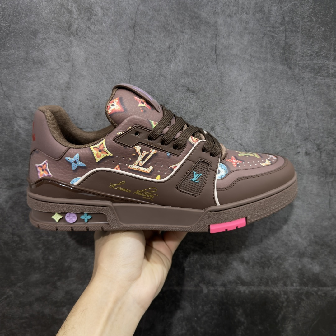 【HS纯原礼盒版福利】 LV Trainer系列高奢运动鞋 新款芯片顶级 潮人必备单品 同步ZP官网空胶工艺 鞋舌、挂饰均镶嵌NFC芯片感应装置 正确胶片断点式设计 中底正确还原原版油印字母比例 1：1原楦格板、楦头、刀磨全新升级！ 独家订制顶级压纹麂皮 原版开模TPU大底 质感原版一致 垫脚聚米微料加透气英伦网布 披靡市场任何版本！细节完美呈现！ 代购指定版本 全新升级最新双盒包装 扫码秒进官网！ 全套包装配件同比原版 尺码： 38-45-选品中心