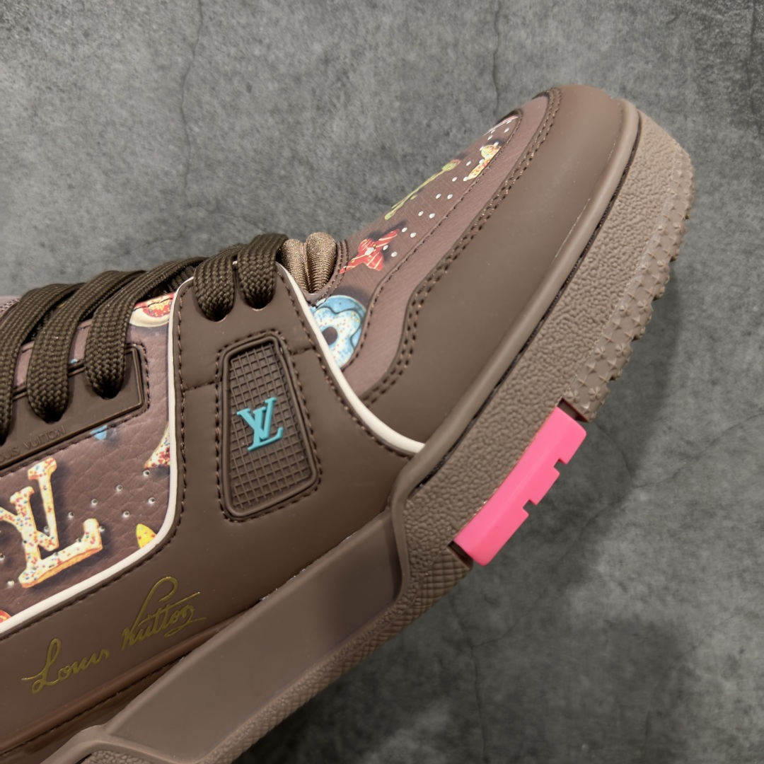 图片[6]-【HS纯原礼盒版福利】 LV Trainer系列高奢运动鞋 新款芯片顶级 潮人必备单品 同步ZP官网空胶工艺 鞋舌、挂饰均镶嵌NFC芯片感应装置 正确胶片断点式设计 中底正确还原原版油印字母比例 1：1原楦格板、楦头、刀磨全新升级！ 独家订制顶级压纹麂皮 原版开模TPU大底 质感原版一致 垫脚聚米微料加透气英伦网布 披靡市场任何版本！细节完美呈现！ 代购指定版本 全新升级最新双盒包装 扫码秒进官网！ 全套包装配件同比原版 尺码： 38-45-选品中心