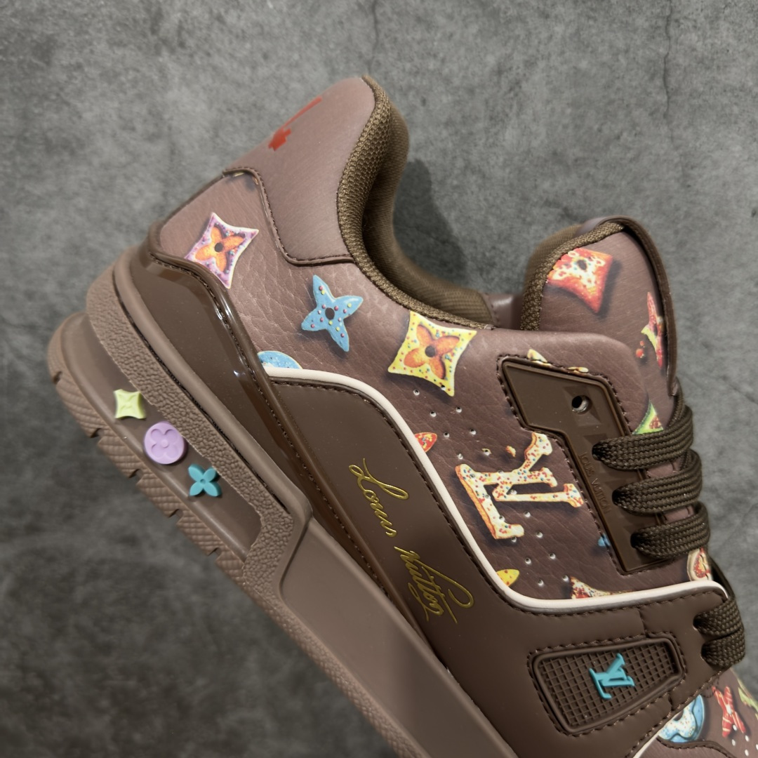 图片[7]-【HS纯原礼盒版福利】 LV Trainer系列高奢运动鞋 新款芯片顶级 潮人必备单品 同步ZP官网空胶工艺 鞋舌、挂饰均镶嵌NFC芯片感应装置 正确胶片断点式设计 中底正确还原原版油印字母比例 1：1原楦格板、楦头、刀磨全新升级！ 独家订制顶级压纹麂皮 原版开模TPU大底 质感原版一致 垫脚聚米微料加透气英伦网布 披靡市场任何版本！细节完美呈现！ 代购指定版本 全新升级最新双盒包装 扫码秒进官网！ 全套包装配件同比原版 尺码： 38-45-选品中心