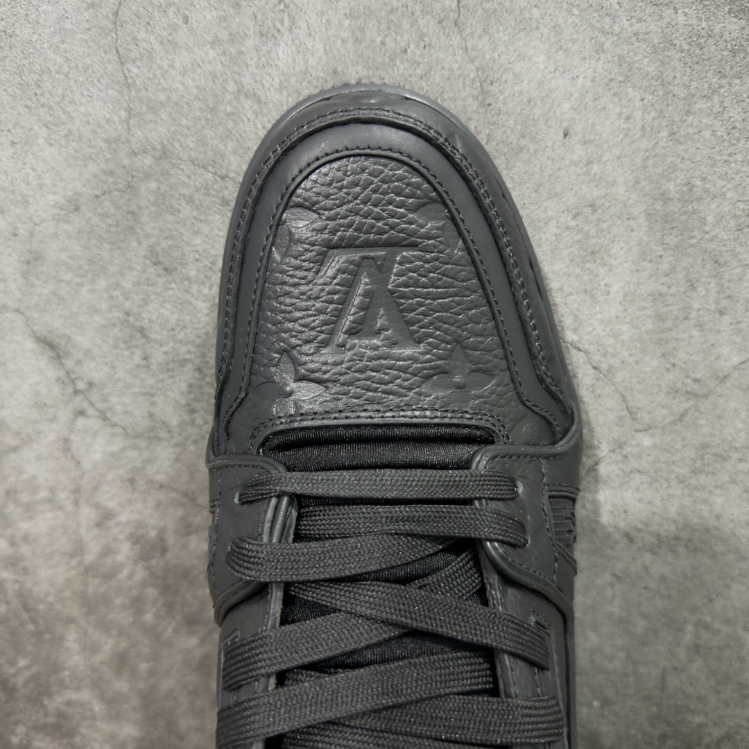 图片[5]-【专柜版/海淘代购版】 现货当天可取 LV Trainer系列高奢运动鞋 纯黑压纹皮面 新款芯片顶级 潮人必备单品 同步ZP官网空胶工艺 鞋舌、挂饰均镶嵌NFC芯片感应装置 正确胶片断点式设计 中底正确还原原版油印字母比例 1：1原楦格板、楦头、刀磨全新升级！ 独家订制顶级压纹麂皮 原版开模TPU大底 质感原版一致 垫脚聚米微料加透气英伦网布 披靡市场任何版本！细节完美呈现！ 代购指定版本 全新升级最新双盒包装 扫码秒进官网！ 全套包装配件同比原版 尺码： 38-46-选品中心