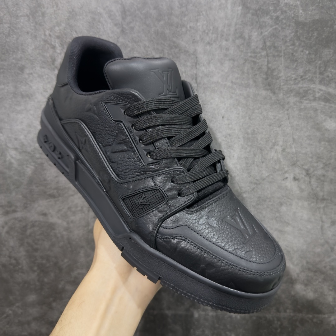 图片[3]-【专柜版/海淘代购版】 现货当天可取 LV Trainer系列高奢运动鞋 纯黑压纹皮面 新款芯片顶级 潮人必备单品 同步ZP官网空胶工艺 鞋舌、挂饰均镶嵌NFC芯片感应装置 正确胶片断点式设计 中底正确还原原版油印字母比例 1：1原楦格板、楦头、刀磨全新升级！ 独家订制顶级压纹麂皮 原版开模TPU大底 质感原版一致 垫脚聚米微料加透气英伦网布 披靡市场任何版本！细节完美呈现！ 代购指定版本 全新升级最新双盒包装 扫码秒进官网！ 全套包装配件同比原版 尺码： 38-46-选品中心
