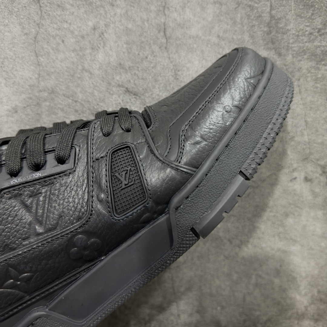 图片[6]-【专柜版/海淘代购版】 现货当天可取 LV Trainer系列高奢运动鞋 纯黑压纹皮面 新款芯片顶级 潮人必备单品 同步ZP官网空胶工艺 鞋舌、挂饰均镶嵌NFC芯片感应装置 正确胶片断点式设计 中底正确还原原版油印字母比例 1：1原楦格板、楦头、刀磨全新升级！ 独家订制顶级压纹麂皮 原版开模TPU大底 质感原版一致 垫脚聚米微料加透气英伦网布 披靡市场任何版本！细节完美呈现！ 代购指定版本 全新升级最新双盒包装 扫码秒进官网！ 全套包装配件同比原版 尺码： 38-46-选品中心