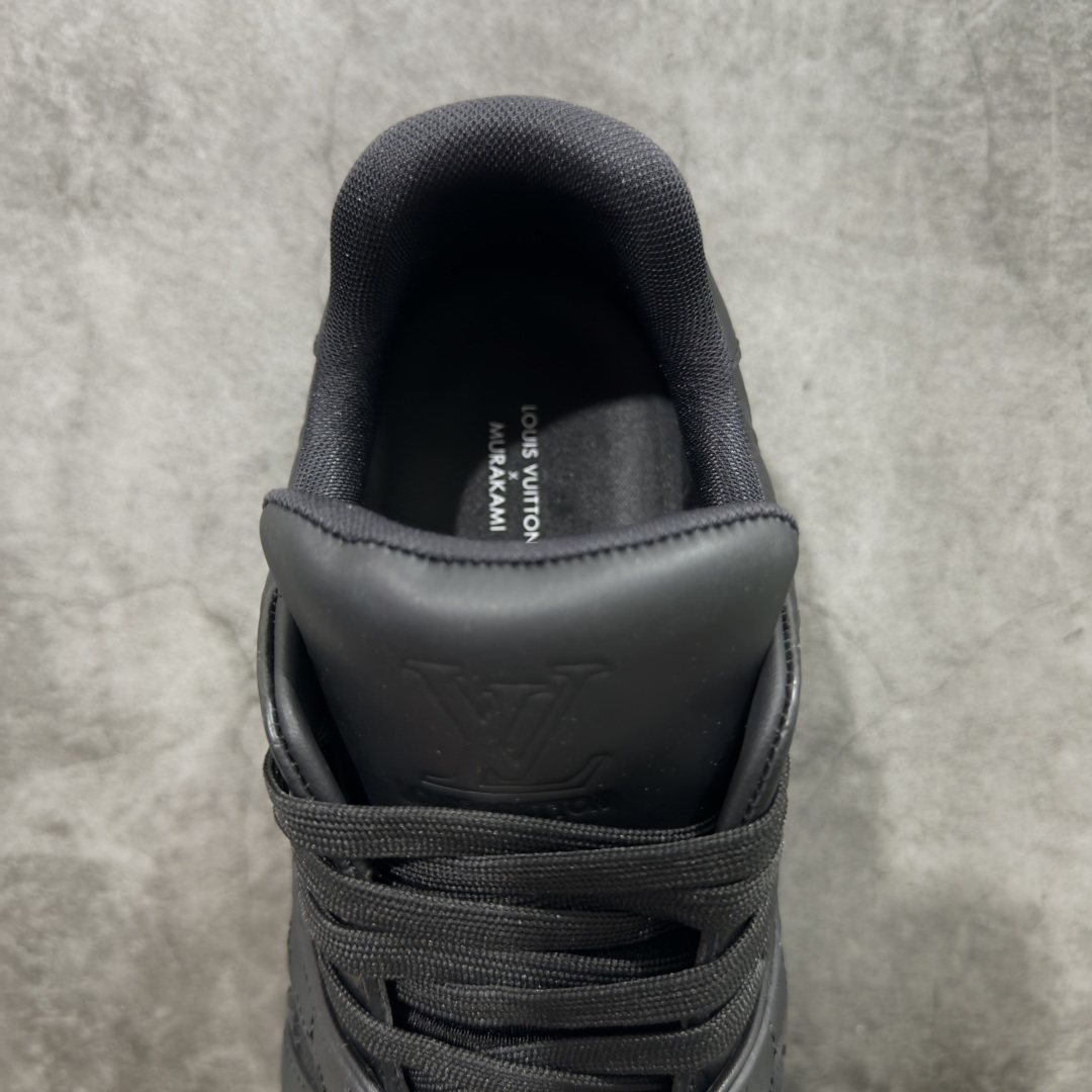 图片[8]-【专柜版/海淘代购版】 现货当天可取 LV Trainer系列高奢运动鞋 纯黑压纹皮面 新款芯片顶级 潮人必备单品 同步ZP官网空胶工艺 鞋舌、挂饰均镶嵌NFC芯片感应装置 正确胶片断点式设计 中底正确还原原版油印字母比例 1：1原楦格板、楦头、刀磨全新升级！ 独家订制顶级压纹麂皮 原版开模TPU大底 质感原版一致 垫脚聚米微料加透气英伦网布 披靡市场任何版本！细节完美呈现！ 代购指定版本 全新升级最新双盒包装 扫码秒进官网！ 全套包装配件同比原版 尺码： 38-46-选品中心