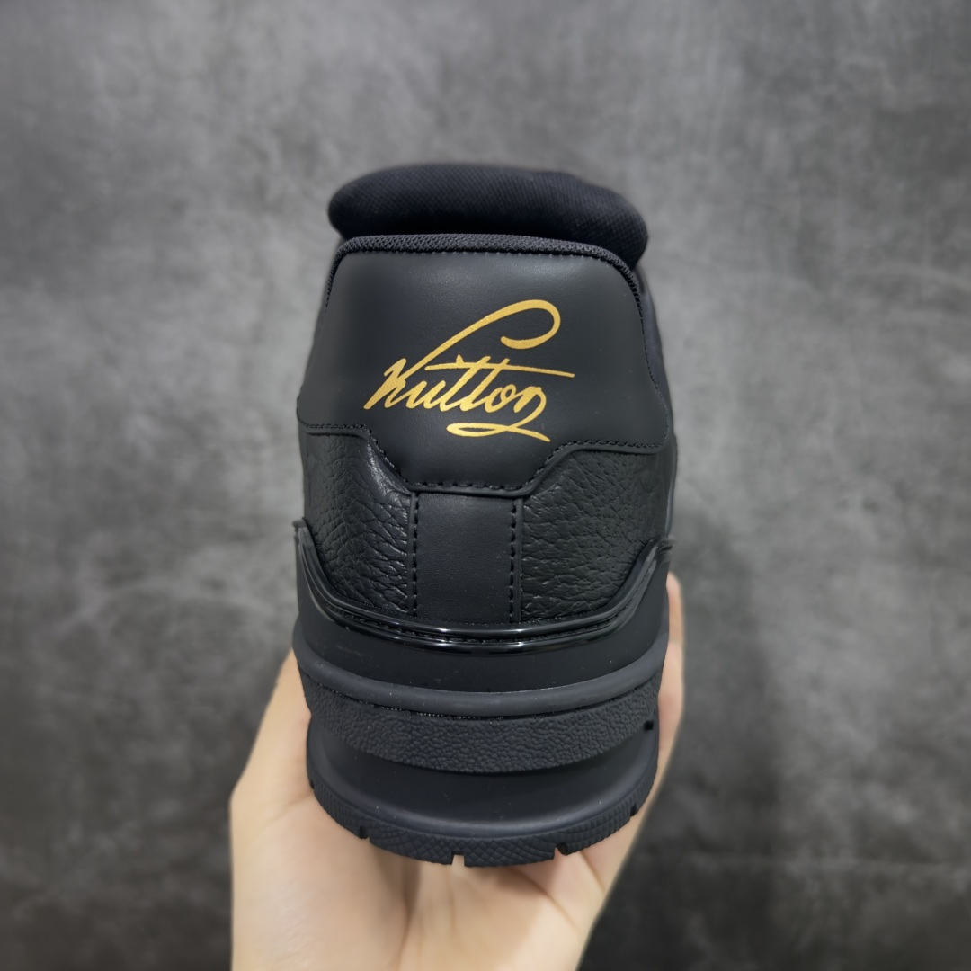 图片[4]-【专柜版/海淘代购版】 现货当天可取 LV Trainer系列高奢运动鞋 纯黑压纹皮面 新款芯片顶级 潮人必备单品 同步ZP官网空胶工艺 鞋舌、挂饰均镶嵌NFC芯片感应装置 正确胶片断点式设计 中底正确还原原版油印字母比例 1：1原楦格板、楦头、刀磨全新升级！ 独家订制顶级压纹麂皮 原版开模TPU大底 质感原版一致 垫脚聚米微料加透气英伦网布 披靡市场任何版本！细节完美呈现！ 代购指定版本 全新升级最新双盒包装 扫码秒进官网！ 全套包装配件同比原版 尺码： 38-46-选品中心