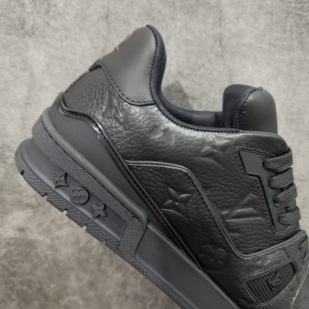 图片[7]-【专柜版/海淘代购版】 现货当天可取 LV Trainer系列高奢运动鞋 纯黑压纹皮面 新款芯片顶级 潮人必备单品 同步ZP官网空胶工艺 鞋舌、挂饰均镶嵌NFC芯片感应装置 正确胶片断点式设计 中底正确还原原版油印字母比例 1：1原楦格板、楦头、刀磨全新升级！ 独家订制顶级压纹麂皮 原版开模TPU大底 质感原版一致 垫脚聚米微料加透气英伦网布 披靡市场任何版本！细节完美呈现！ 代购指定版本 全新升级最新双盒包装 扫码秒进官网！ 全套包装配件同比原版 尺码： 38-46-选品中心