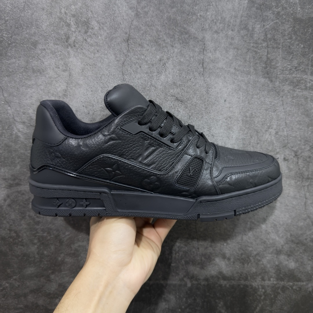 【专柜版/海淘代购版】 现货当天可取 LV Trainer系列高奢运动鞋 纯黑压纹皮面 新款芯片顶级 潮人必备单品 同步ZP官网空胶工艺 鞋舌、挂饰均镶嵌NFC芯片感应装置 正确胶片断点式设计 中底正确还原原版油印字母比例 1：1原楦格板、楦头、刀磨全新升级！ 独家订制顶级压纹麂皮 原版开模TPU大底 质感原版一致 垫脚聚米微料加透气英伦网布 披靡市场任何版本！细节完美呈现！ 代购指定版本 全新升级最新双盒包装 扫码秒进官网！ 全套包装配件同比原版 尺码： 38-46-选品中心