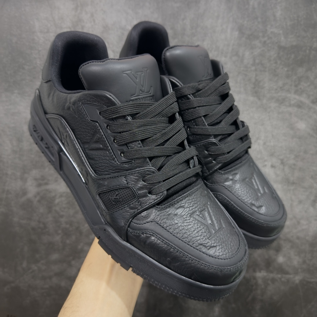 【专柜版/海淘代购版】 现货当天可取 LV Trainer系列高奢运动鞋 纯黑压纹皮面 新款芯片顶级 潮人必备单品 同步ZP官网空胶工艺 鞋舌、挂饰均镶嵌NFC芯片感应装置 正确胶片断点式设计 中底正确还原原版油印字母比例 1：1原楦格板、楦头、刀磨全新升级！ 独家订制顶级压纹麂皮 原版开模TPU大底 质感原版一致 垫脚聚米微料加透气英伦网布 披靡市场任何版本！细节完美呈现！ 代购指定版本 全新升级最新双盒包装 扫码秒进官网！ 全套包装配件同比原版 尺码： 38-46-选品中心