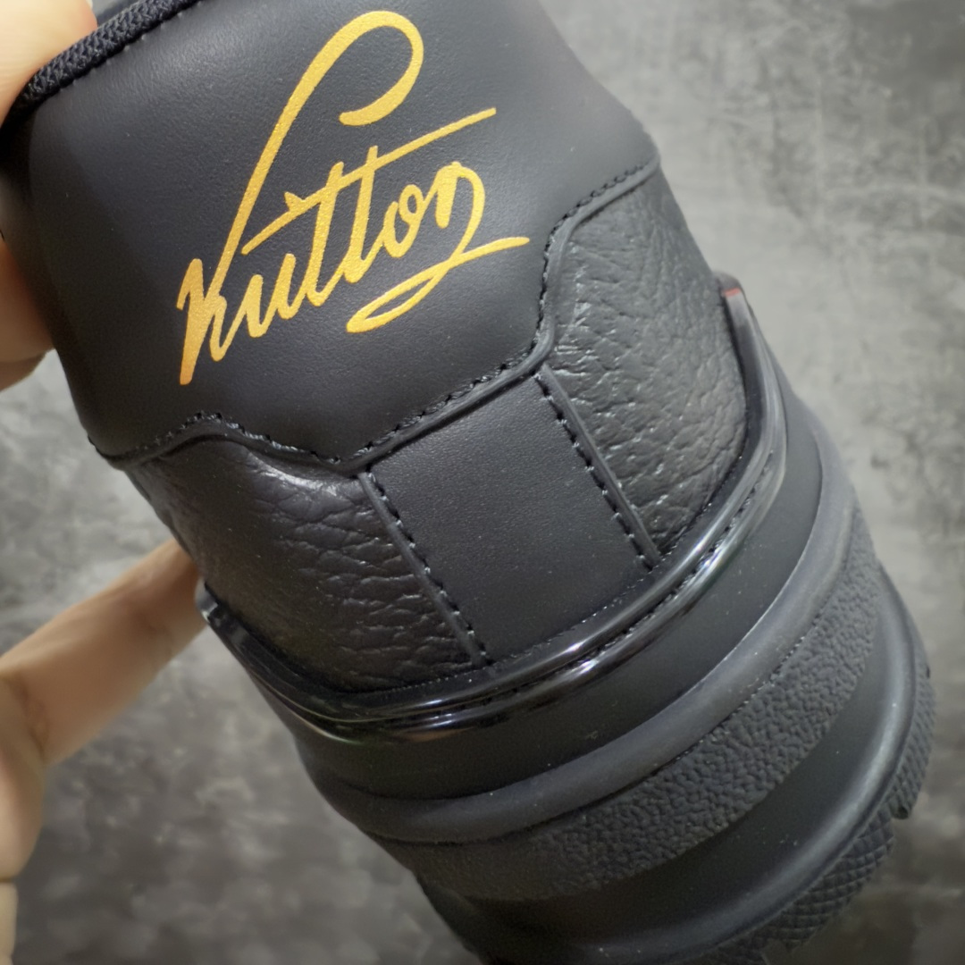 图片[2]-【专柜版/海淘代购版】 现货当天可取 LV Trainer系列高奢运动鞋 纯黑压纹皮面 新款芯片顶级 潮人必备单品 同步ZP官网空胶工艺 鞋舌、挂饰均镶嵌NFC芯片感应装置 正确胶片断点式设计 中底正确还原原版油印字母比例 1：1原楦格板、楦头、刀磨全新升级！ 独家订制顶级压纹麂皮 原版开模TPU大底 质感原版一致 垫脚聚米微料加透气英伦网布 披靡市场任何版本！细节完美呈现！ 代购指定版本 全新升级最新双盒包装 扫码秒进官网！ 全套包装配件同比原版 尺码： 38-46-选品中心