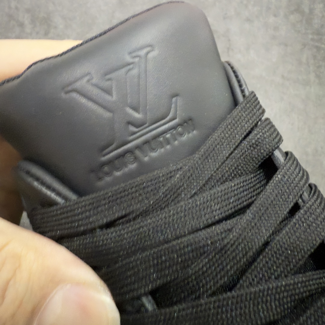 图片[6]-【专柜版/海淘代购版】 现货当天可取 LV Trainer系列高奢运动鞋 纯黑压纹皮面 新款芯片顶级 潮人必备单品 同步ZP官网空胶工艺 鞋舌、挂饰均镶嵌NFC芯片感应装置 正确胶片断点式设计 中底正确还原原版油印字母比例 1：1原楦格板、楦头、刀磨全新升级！ 独家订制顶级压纹麂皮 原版开模TPU大底 质感原版一致 垫脚聚米微料加透气英伦网布 披靡市场任何版本！细节完美呈现！ 代购指定版本 全新升级最新双盒包装 扫码秒进官网！ 全套包装配件同比原版 尺码： 38-46-选品中心