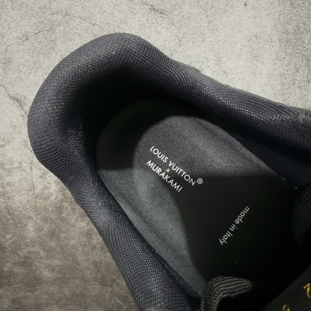 图片[8]-【专柜版/海淘代购版】 现货当天可取 LV Trainer系列高奢运动鞋 纯黑压纹皮面 新款芯片顶级 潮人必备单品 同步ZP官网空胶工艺 鞋舌、挂饰均镶嵌NFC芯片感应装置 正确胶片断点式设计 中底正确还原原版油印字母比例 1：1原楦格板、楦头、刀磨全新升级！ 独家订制顶级压纹麂皮 原版开模TPU大底 质感原版一致 垫脚聚米微料加透气英伦网布 披靡市场任何版本！细节完美呈现！ 代购指定版本 全新升级最新双盒包装 扫码秒进官网！ 全套包装配件同比原版 尺码： 38-46-选品中心