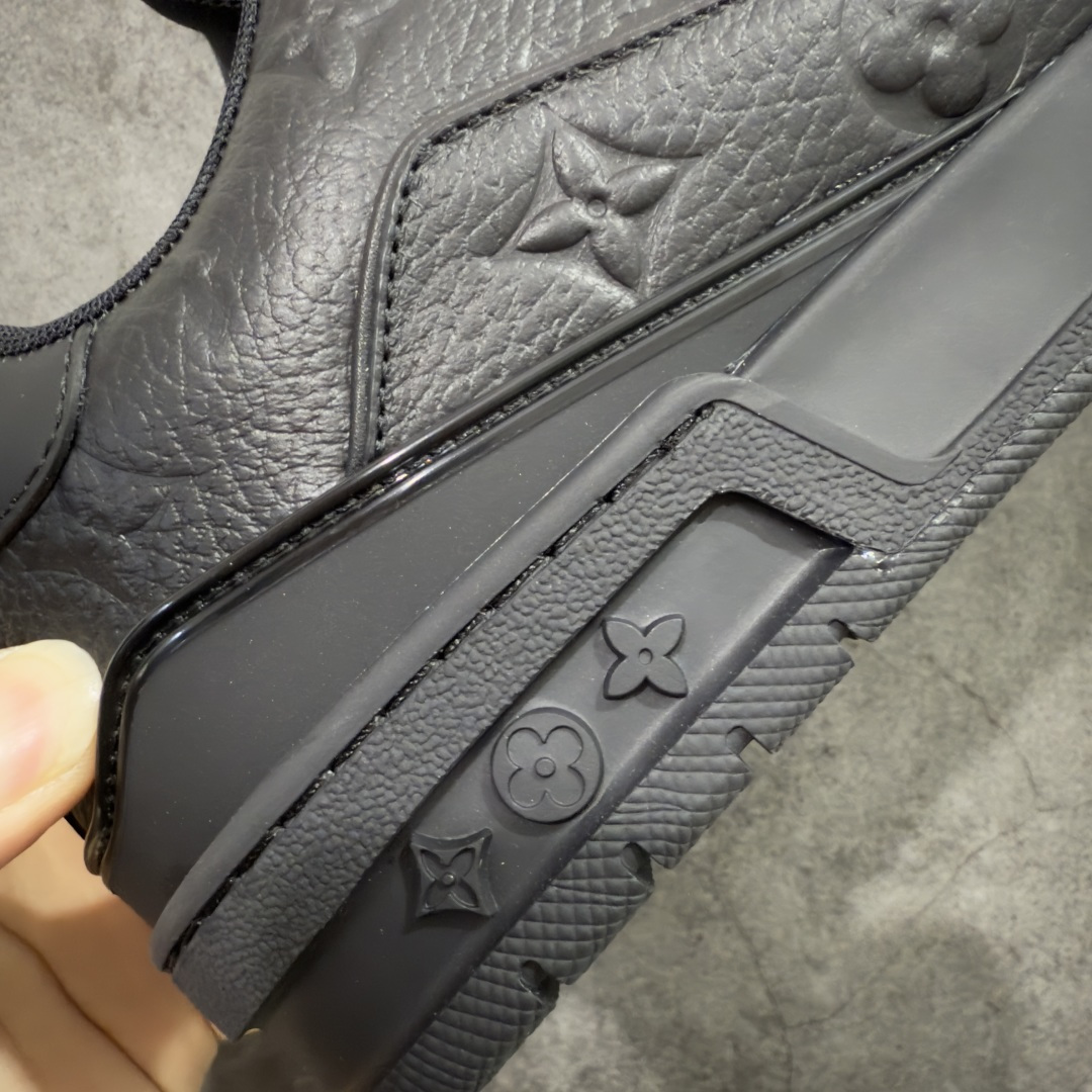 图片[3]-【专柜版/海淘代购版】 现货当天可取 LV Trainer系列高奢运动鞋 纯黑压纹皮面 新款芯片顶级 潮人必备单品 同步ZP官网空胶工艺 鞋舌、挂饰均镶嵌NFC芯片感应装置 正确胶片断点式设计 中底正确还原原版油印字母比例 1：1原楦格板、楦头、刀磨全新升级！ 独家订制顶级压纹麂皮 原版开模TPU大底 质感原版一致 垫脚聚米微料加透气英伦网布 披靡市场任何版本！细节完美呈现！ 代购指定版本 全新升级最新双盒包装 扫码秒进官网！ 全套包装配件同比原版 尺码： 38-46-选品中心