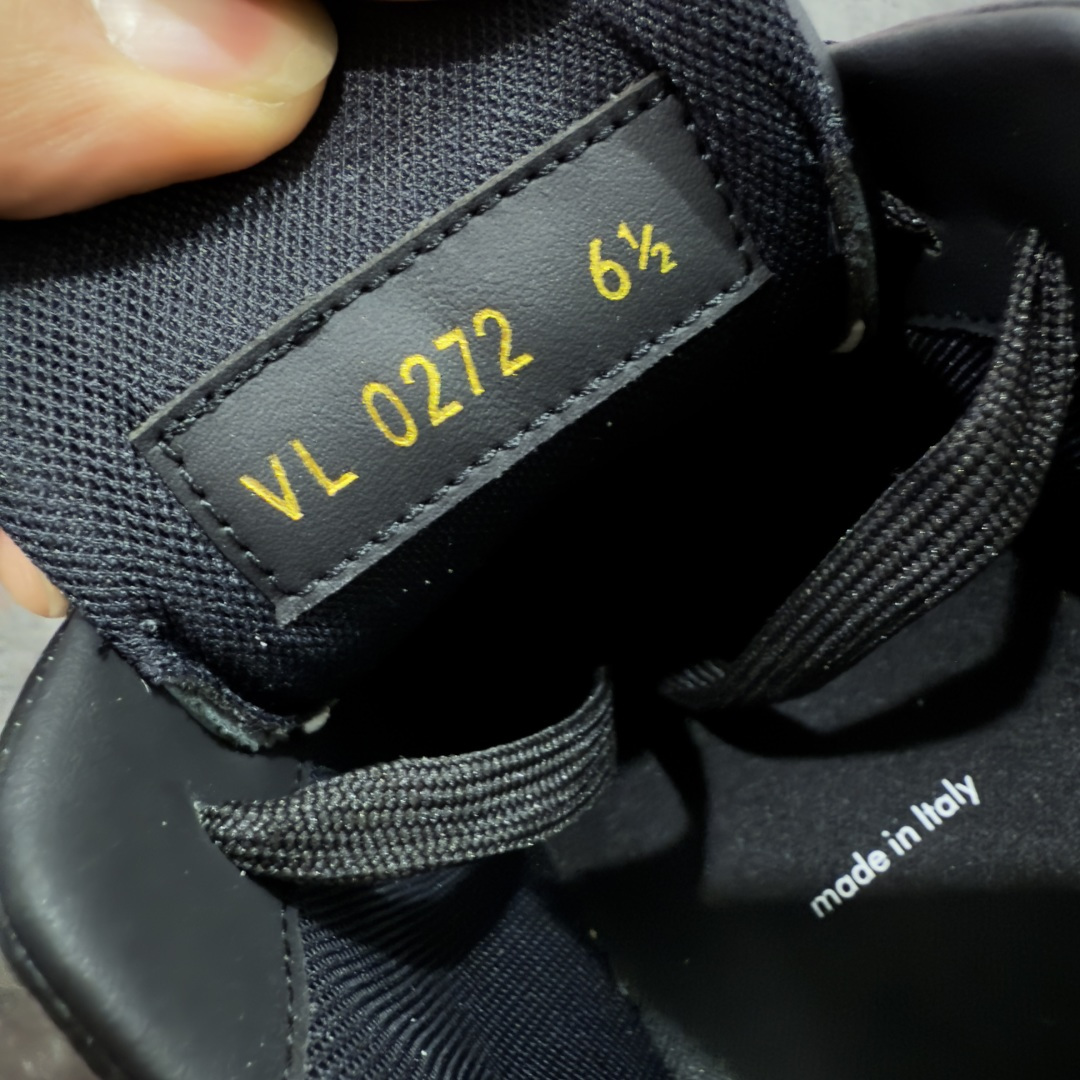 图片[7]-【专柜版/海淘代购版】 现货当天可取 LV Trainer系列高奢运动鞋 纯黑压纹皮面 新款芯片顶级 潮人必备单品 同步ZP官网空胶工艺 鞋舌、挂饰均镶嵌NFC芯片感应装置 正确胶片断点式设计 中底正确还原原版油印字母比例 1：1原楦格板、楦头、刀磨全新升级！ 独家订制顶级压纹麂皮 原版开模TPU大底 质感原版一致 垫脚聚米微料加透气英伦网布 披靡市场任何版本！细节完美呈现！ 代购指定版本 全新升级最新双盒包装 扫码秒进官网！ 全套包装配件同比原版 尺码： 38-46-选品中心