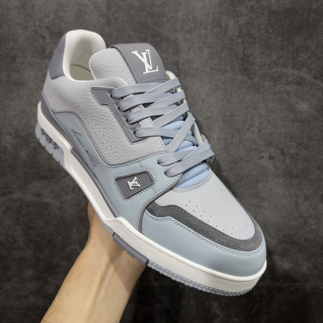 图片[3]-【专柜版/海淘代购版】 现货当天可取 LV Trainer系列高奢运动鞋 灰蓝皮面 新款芯片顶级 潮人必备单品 同步ZP官网空胶工艺 鞋舌、挂饰均镶嵌NFC芯片感应装置 正确胶片断点式设计 中底正确还原原版油印字母比例 1：1原楦格板、楦头、刀磨全新升级！ 独家订制顶级压纹麂皮 原版开模TPU大底 质感原版一致 垫脚聚米微料加透气英伦网布 披靡市场任何版本！细节完美呈现！ 代购指定版本 全新升级最新双盒包装 扫码秒进官网！ 全套包装配件同比原版 尺码： 38-46-选品中心