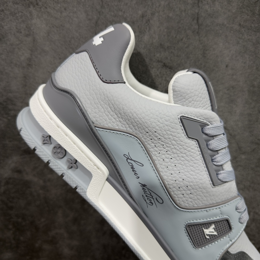 图片[7]-【专柜版/海淘代购版】 现货当天可取 LV Trainer系列高奢运动鞋 灰蓝皮面 新款芯片顶级 潮人必备单品 同步ZP官网空胶工艺 鞋舌、挂饰均镶嵌NFC芯片感应装置 正确胶片断点式设计 中底正确还原原版油印字母比例 1：1原楦格板、楦头、刀磨全新升级！ 独家订制顶级压纹麂皮 原版开模TPU大底 质感原版一致 垫脚聚米微料加透气英伦网布 披靡市场任何版本！细节完美呈现！ 代购指定版本 全新升级最新双盒包装 扫码秒进官网！ 全套包装配件同比原版 尺码： 38-46-选品中心