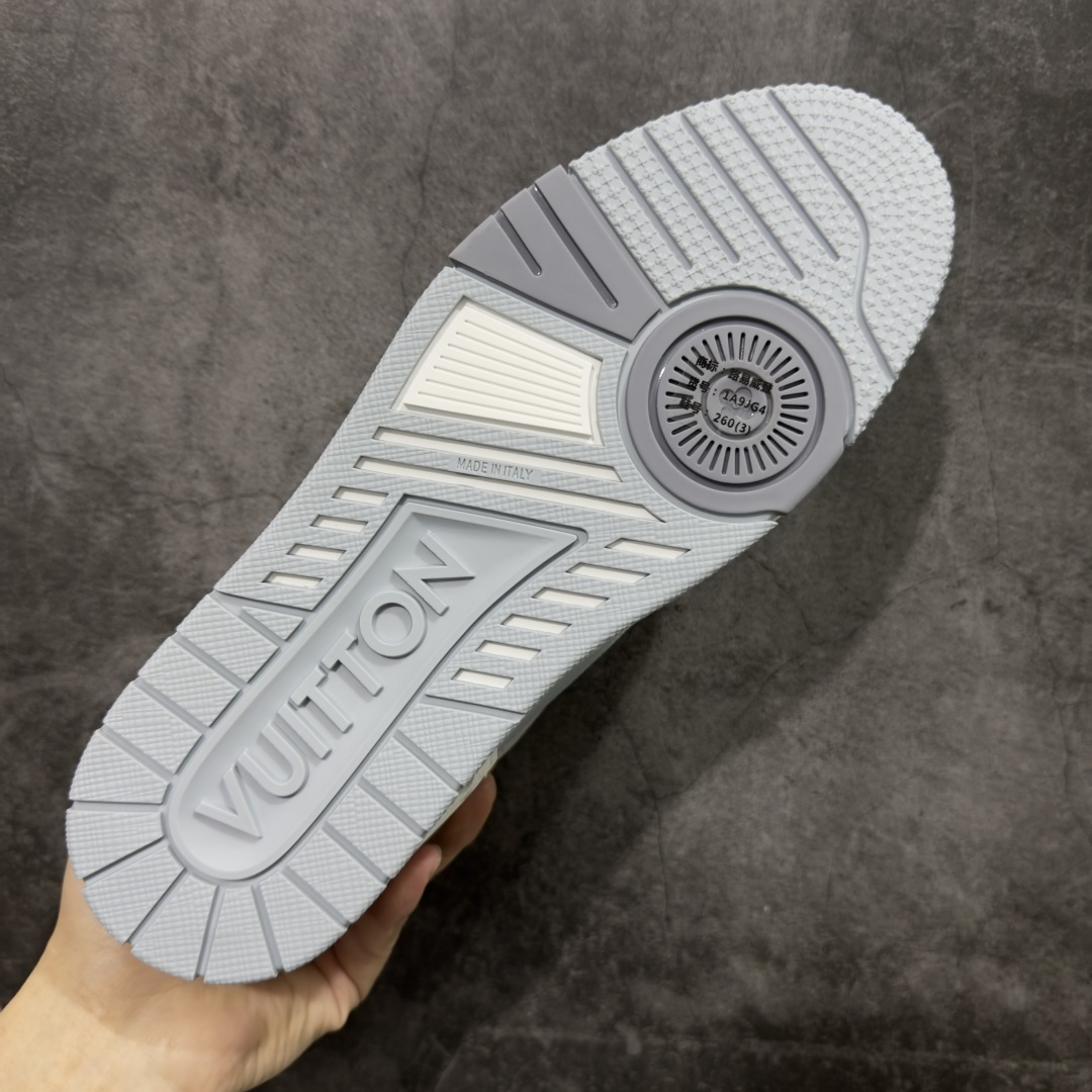 图片[9]-【专柜版/海淘代购版】 现货当天可取 LV Trainer系列高奢运动鞋 灰蓝皮面 新款芯片顶级 潮人必备单品 同步ZP官网空胶工艺 鞋舌、挂饰均镶嵌NFC芯片感应装置 正确胶片断点式设计 中底正确还原原版油印字母比例 1：1原楦格板、楦头、刀磨全新升级！ 独家订制顶级压纹麂皮 原版开模TPU大底 质感原版一致 垫脚聚米微料加透气英伦网布 披靡市场任何版本！细节完美呈现！ 代购指定版本 全新升级最新双盒包装 扫码秒进官网！ 全套包装配件同比原版 尺码： 38-46-选品中心